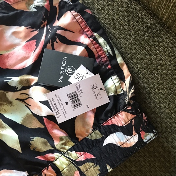 VOLCOM 50+UPF Tropic Rush 2 NWTs Women’s Elastic Waist Shorts Size M - Picture 3 of 6
